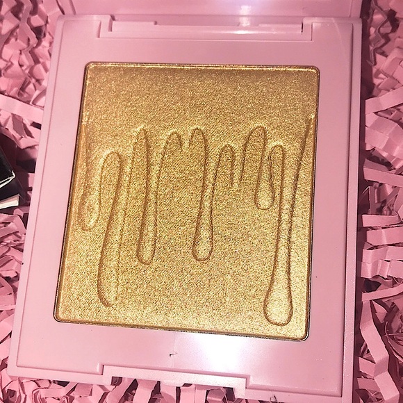‼️LAST ONE‼️ 🎉HP🎉🆕🩷KYLIE COSMETICS: “SALTED CARAMEL” KYLIGHTER - Picture 1 of 7